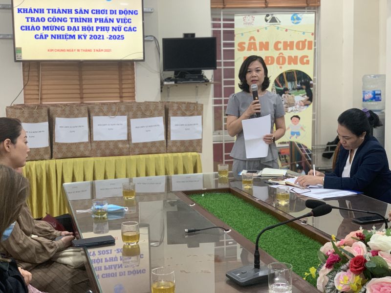 Bà Ngô Thị Thuý Hằng - PCT Hội LHPN huyện Đông Anh phát biểu tại buổi lễ bàn giao sân chơi di động ở khu nhà ở công nhân xã Kim Chung, huyện Đông Anh, HN