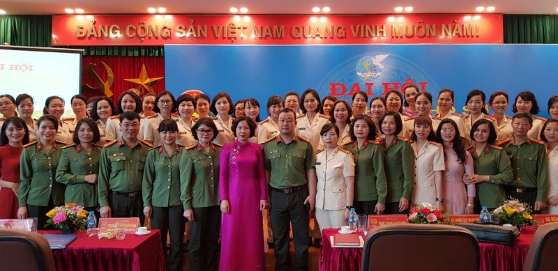 C&aacute;c đại biểu chụp ảnh lưu niệm với Hội LHPN ph&ograve;ng Hồ sơ, C&ocirc;ng an th&agrave;nh phố H&agrave; Nội