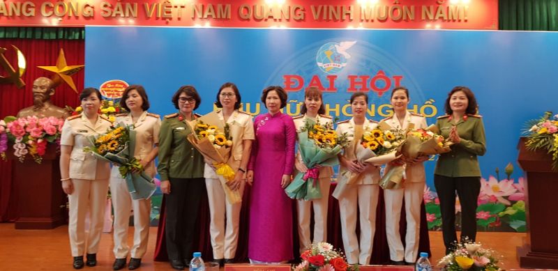 C&aacute;c đại biểu ch&uacute;c mừng Ban chấp h&agrave;nh Hội LHPN ph&ograve;ng hồ sơ nhiệm kỳ mới 2021-2026