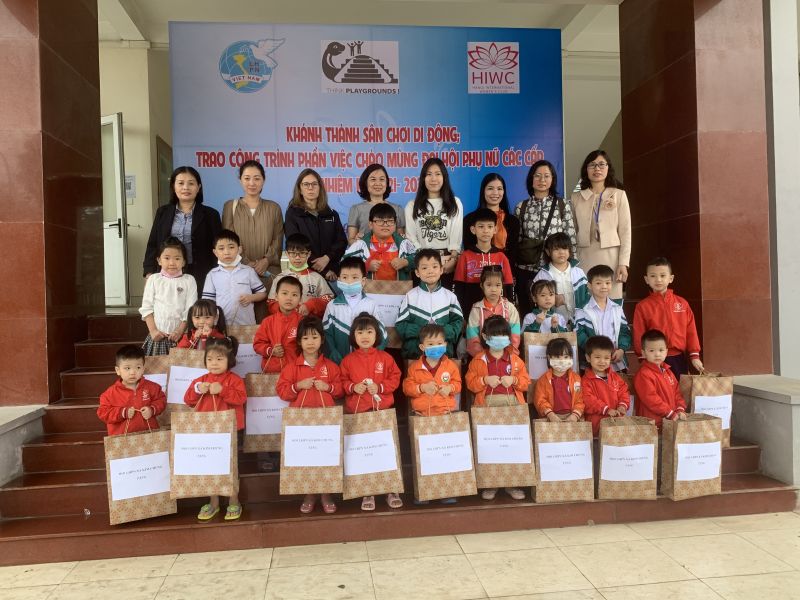 Các đại biểu và các em học sinh chụp ảnh lưu niệm