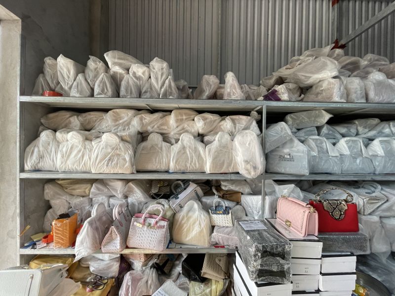 Kho hàng chứa sản phẩm vi phạm