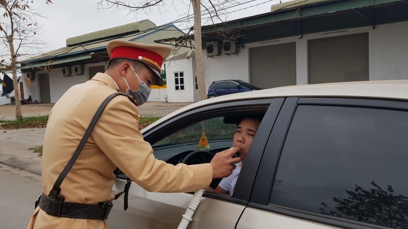 CSGT hướng dẫn lái xe thổi để đo nồng độ cồn CSGT hướng dẫn lái xe thổi để đo nồng độ cồn