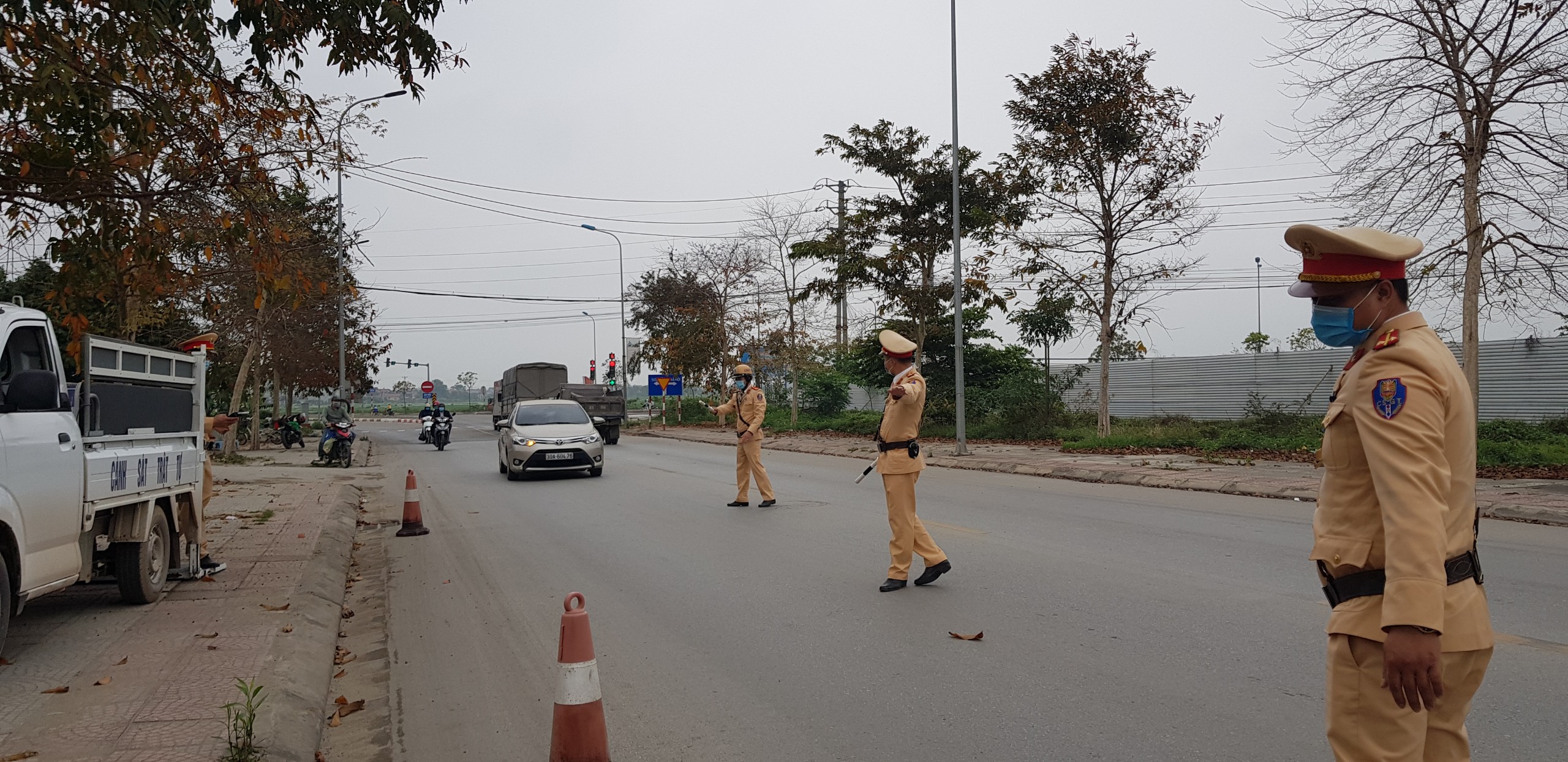Cán bộ Đội CSGT trật tự ra quân kiểm tra xử lý tài xế vi phạm về nồng độ cồn Cán bộ Đội CSGT trật tự ra quân kiểm tra xử lý tài xế vi phạm về nồng độ cồn