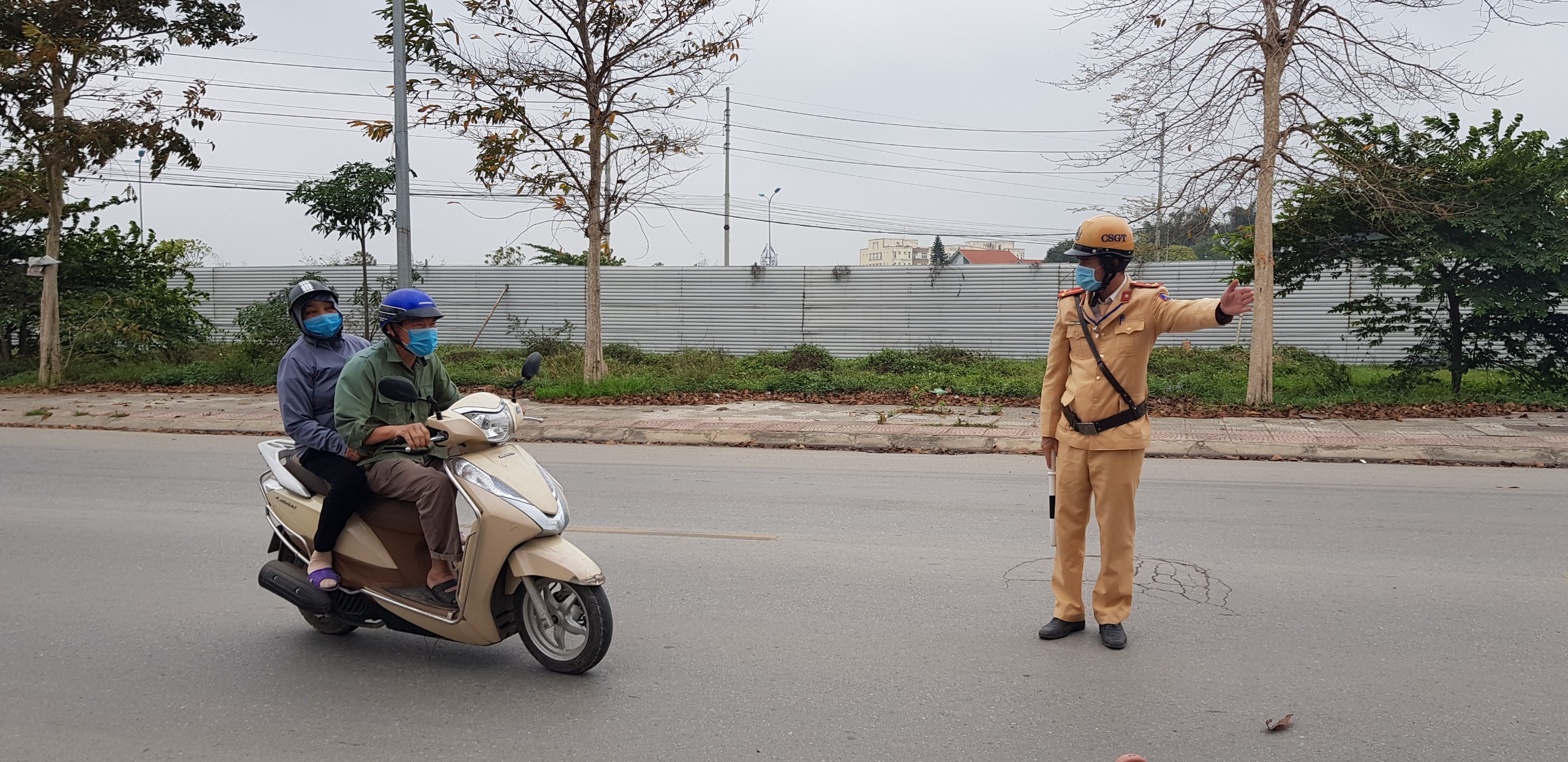 Cán bộ Đội CSGT trật tự, Công an huyện Phúc Thọ mời lái xe vào kiểm tra nồng độ cồn Cán bộ Đội CSGT trật tự, Công an huyện Phúc Thọ mời lái xe vào kiểm tra nồng độ cồn