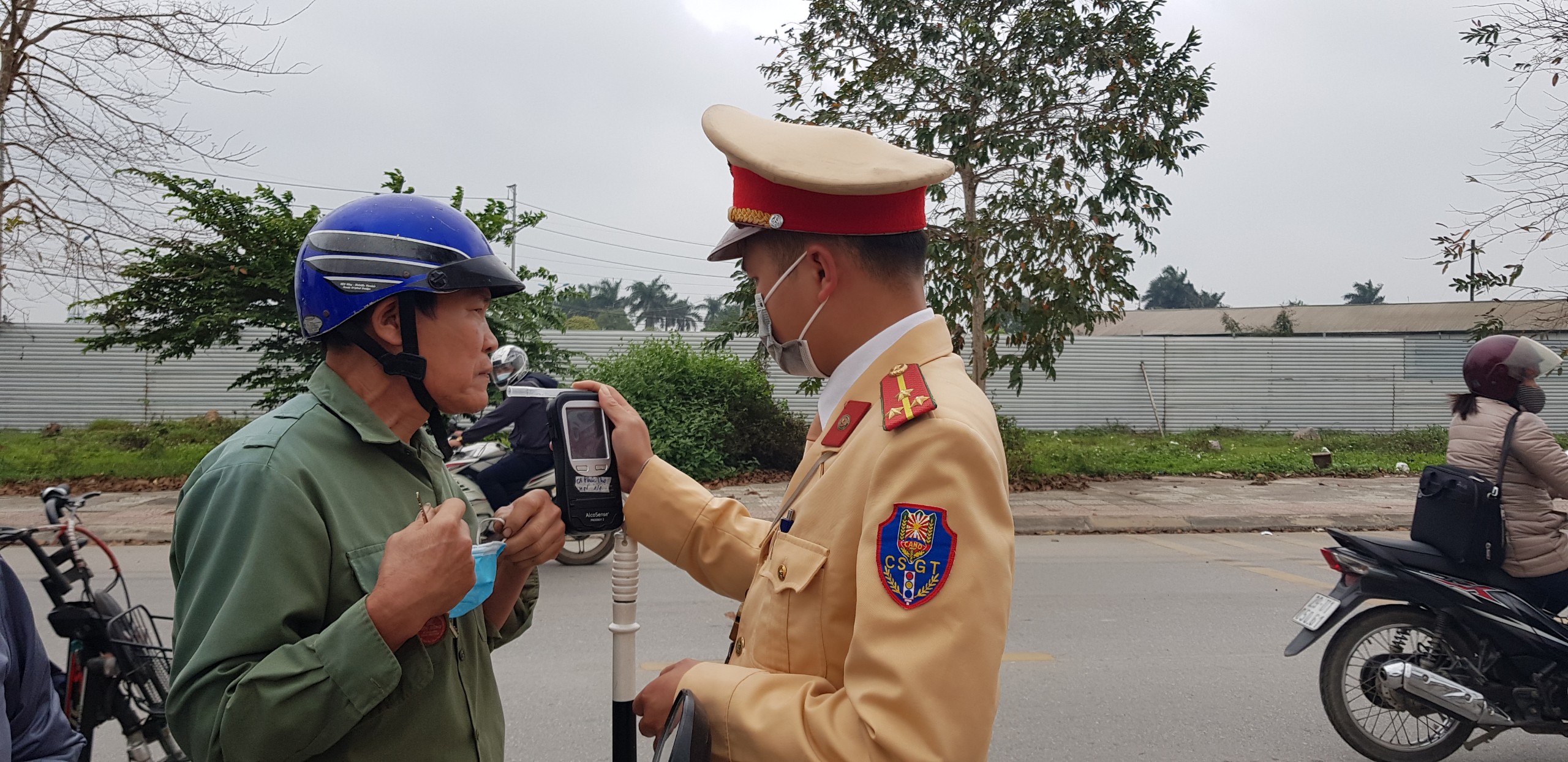 CSGT thông báo kết quả không có nồng độ cồn cho người dân CSGT thông báo kết quả không có nồng độ cồn cho người dân