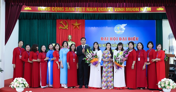 Các đại biểu tặng hoa chúc mừng BCH nhiệm kỳ 2021- 2026