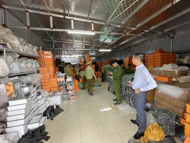 Kho chứa hàng vi phạm