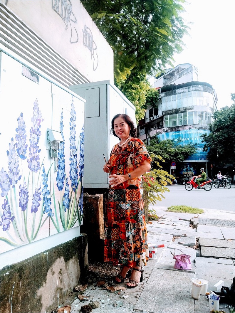 Cán bộ Hội còn trổ tài khéo tay trong việc vẽ những bức tranh tường với thông điệp vừa sạch đẹp vừa bảo vệ môi trường