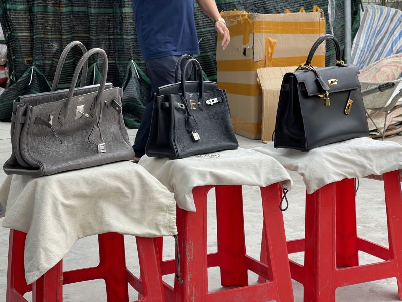 Những chiếc t&uacute;i nh&aacute;i nh&atilde;n hiệu Herm&egrave;s được cơ quan chức năng thu giữ. Ảnh: QL.