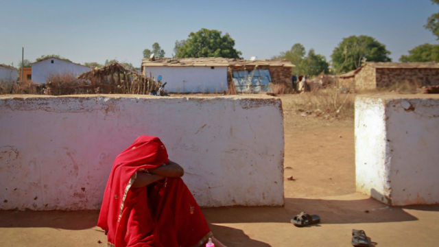 COVID-19 và đói nghèo đã khiến hàng triệu bé gái phải bỏ học để lấy chồng sớm.