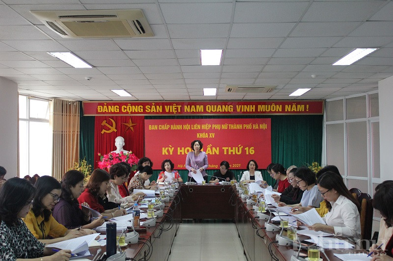Đồng ch&iacute; L&ecirc; Kim Anh - Chủ tịch Hội LHPN H&agrave; Nội ph&aacute;t biểu chỉ đạo hội nghị