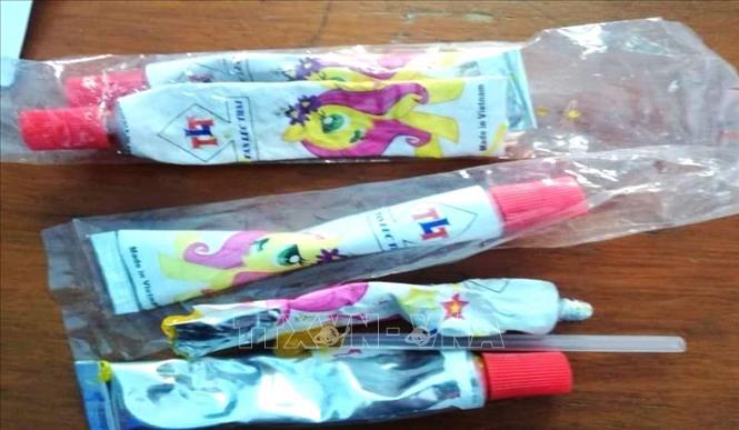 Loại kẹo thổi bong b&oacute;ng, dạng tu&yacute;p c&oacute; ống h&uacute;t nhỏ để thổi m&agrave; c&aacute;c em đ&atilde; sử dụng. Ảnh: TTXVN ph&aacute;t