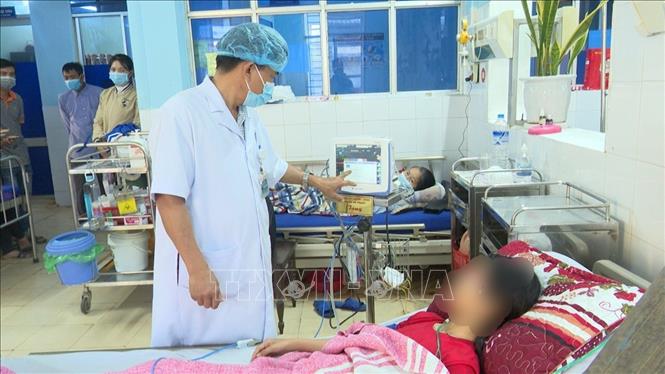 Sau khi thổi kẹo bong b&oacute;ng, 3 học sinh tr&ecirc;n địa b&agrave;n huyện Bố Trạch, Quảng B&igrave;nh đ&atilde; phải nhập viện cấp cứu. Ảnh: TTXVN ph&aacute;t