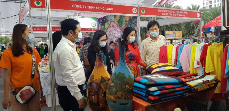 C&aacute;c đại biểu thăm quan c&aacute;c gian h&agrave;ng