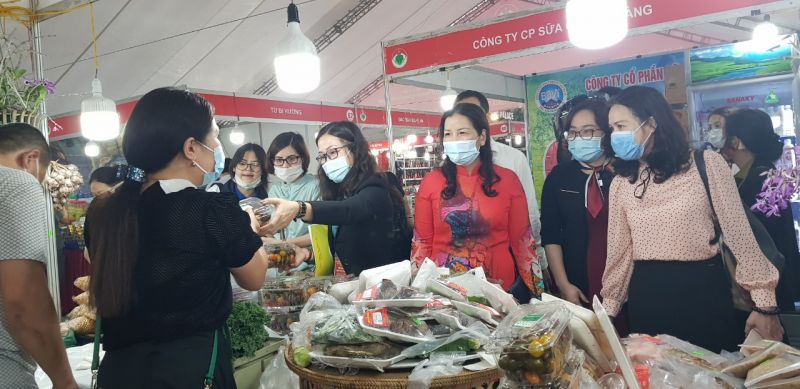 C&aacute;c đại biểu tham quan c&aacute;c gian h&agrave;ng