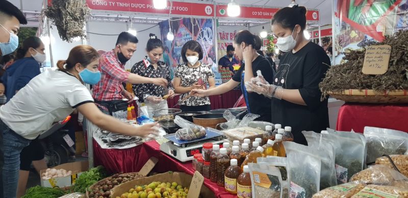 C&aacute;c gian h&agrave;ng c&oacute; đ&ocirc;ng kh&aacute;ch chọn mua sản phẩm đặc sản v&ugrave;ng miền