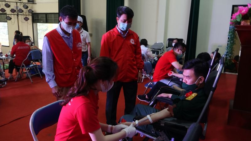 16 c&aacute;n bộ chiến sĩ đơn vị qu&acirc;n đội đ&oacute;ng qu&acirc;n tr&ecirc;n địa b&agrave;n x&atilde; Sơn Đ&ocirc;ng cũng tham gia ng&agrave;y hội hiến m&aacute;u t&igrave;nh nguyện