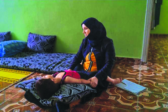 Bà Khadija al Mohammad đang hát ru cậu con trai út ba tuổi bằng những bài hát truyền thống ngọt ngào.