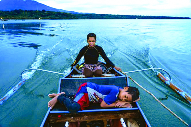 Đối với cậu bé Zaijan Villaruel, bài hát ru chỉ đơn giản là tiếng sóng và tiếng động cơ của chiếc thuyền độc mộc.