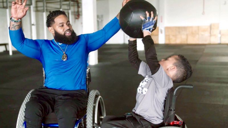 Wesley Hamilton (tr&aacute;i) trong buổi tập luyện v&agrave; chia sẻ hoạt động của m&igrave;nh.