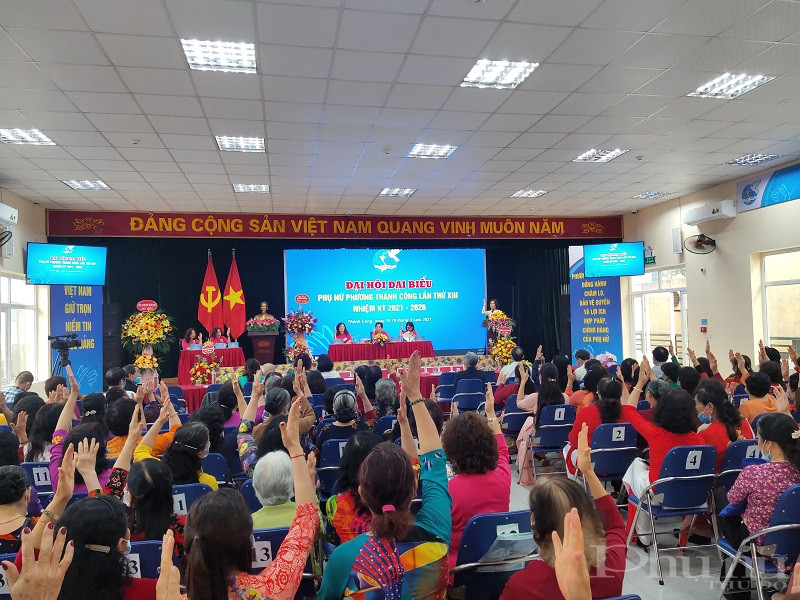 Các đại biểu biểu quyết chốt danh sách bầu BCH khóa XIII