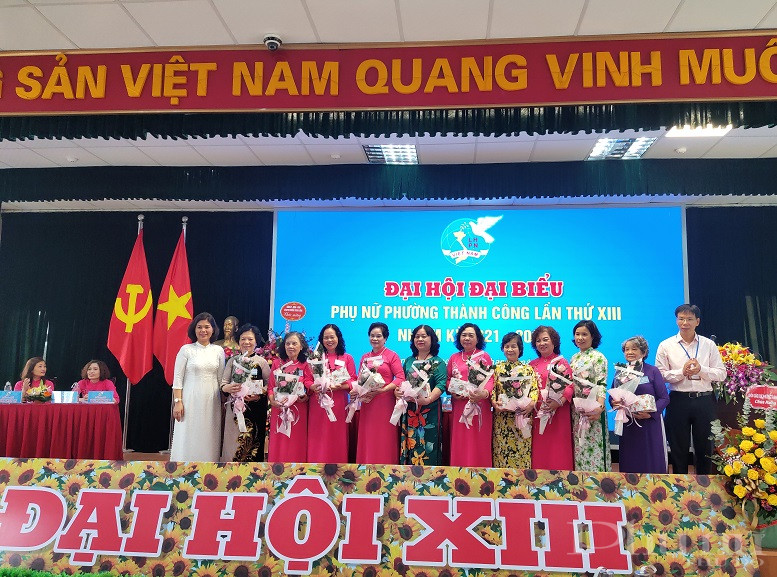 Các đồng chí lãnh đạo Đảng ủy phường tặng hoa chia tay các đồng chí thôi không tham gia BCH khóa XIII