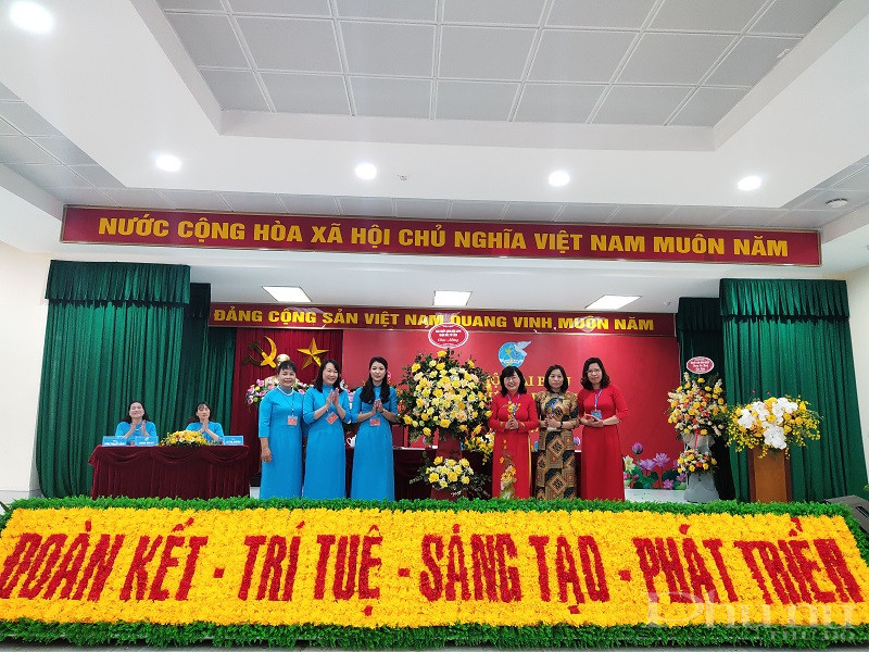 Hội LHPN quận tặng hoa chúc mứng Đại hội