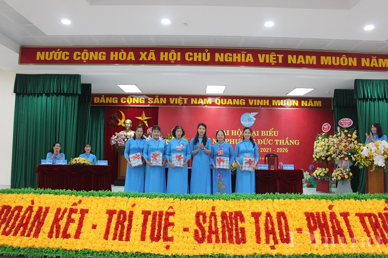 Hội PN tặng quà, chia tay các đồng chí Ủy viên BCH nhiệm kỳ 2016- 2021 thôi không tham gia BCH nhiệm kỳ 2021-2026