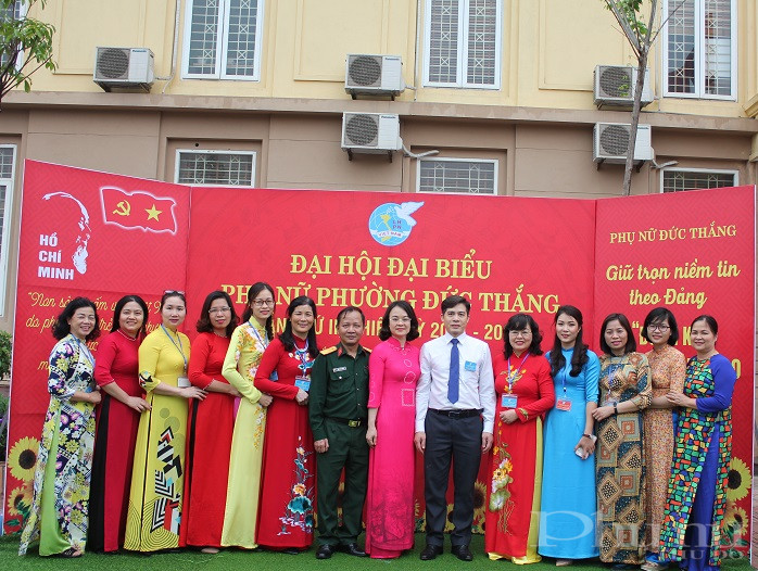 Các đồng chí đại điện tổ công tác chỉ đạo Đại hội TP, quận và đại diện lãnh đạo Đảng  ủy, UBND phường cùng các đại biểu tham dự đại hội chụp ảnh lưu niệm