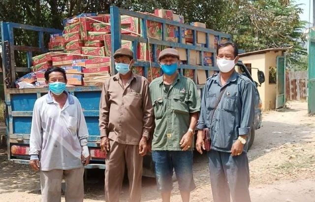 Chi nhánh Hội cũng đã tặng 135 suất quà cho chính quyền, công an xã và huyện để phân phát cho 135 hộ Khmer có hoàn cảnh khó khăn và bị ảnh hưởng do dịch bệnh COVID-19. Chi nhánh Hội cũng đã tặng 135 suất quà cho chính quyền, công an xã và huyện để phân phát cho 135 hộ Khmer có hoàn cảnh khó khăn và bị ảnh hưởng do dịch bệnh COVID-19.