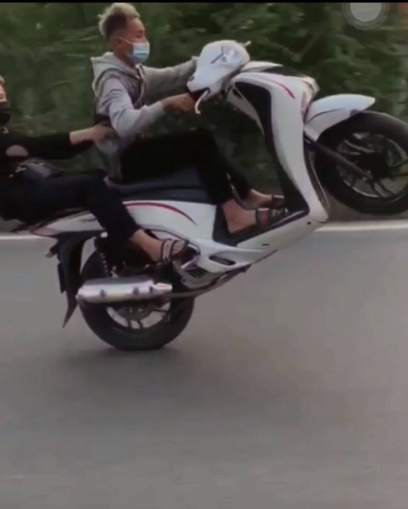 Hai thanh niên bốc đầu xe SH bị xử lý Hai thanh niên bốc đầu xe SH bị xử lý