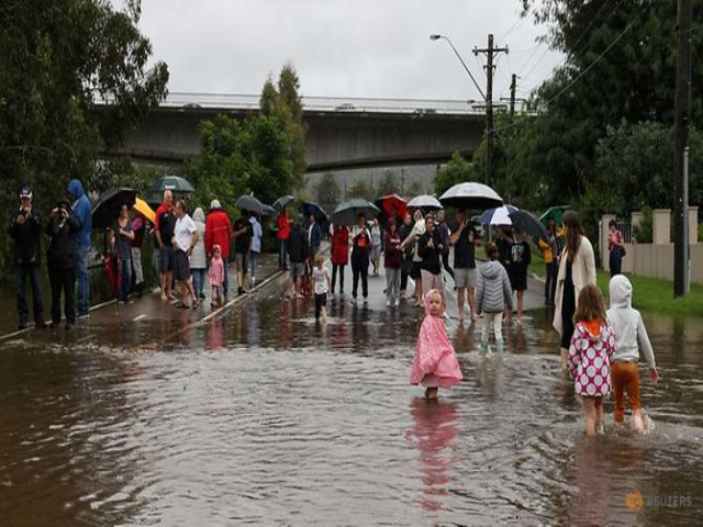 Người d&acirc;n &Uacute;c vật lộn với những trận mưa lớn k&eacute;o d&agrave;i khiến nhiều con đường bị ngập.