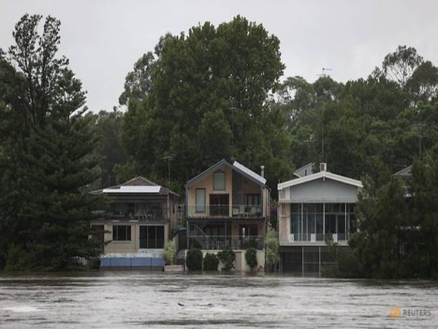 H&agrave;ng loạt ng&ocirc;i nh&agrave; bị ngập s&acirc;u nhiều m&eacute;t.