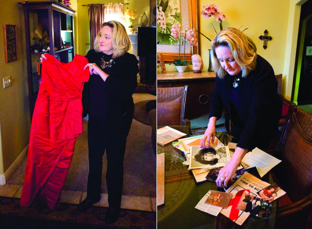 Burks bên những vật phẩm kỷ niệm bà lưu giữ từ nhiều người bạn xấu số qua đời vì AIDS.