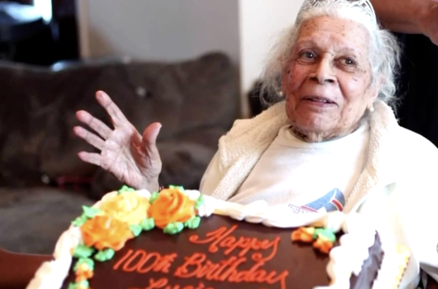 Cụ bà Lucia DeClerck trong ngày sinh nhật thứ 100 của mình. Vào sinh nhật lần thứ 105 ngày 25/1, cụ được chẩn đoán mắc bệnh COVID-19 và đã đánh bại căn bệnh chết chóc này.
