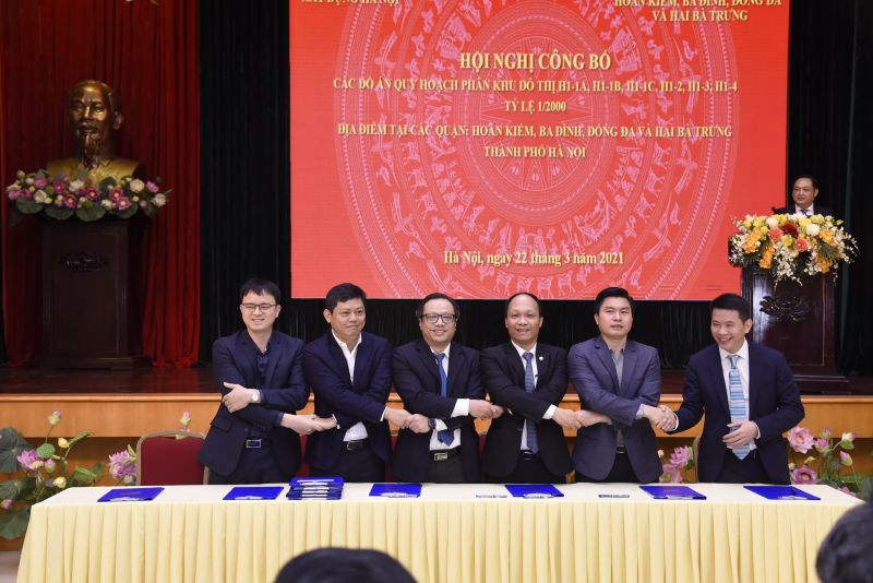 Đại diện c&aacute;c cơ quan b&agrave;n giao c&aacute;c đồ &aacute;n quy hoạch