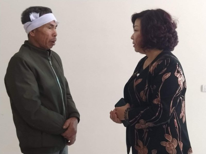 Đồng ch&iacute; L&ecirc; Thị Thi&ecirc;n Hương, Ph&oacute; Chủ tịch Hội LHPN H&agrave; Nội chia sẻ mất m&aacute;t với th&acirc;n nh&acirc;n hội vi&ecirc;n Đỗ Thị Huyền