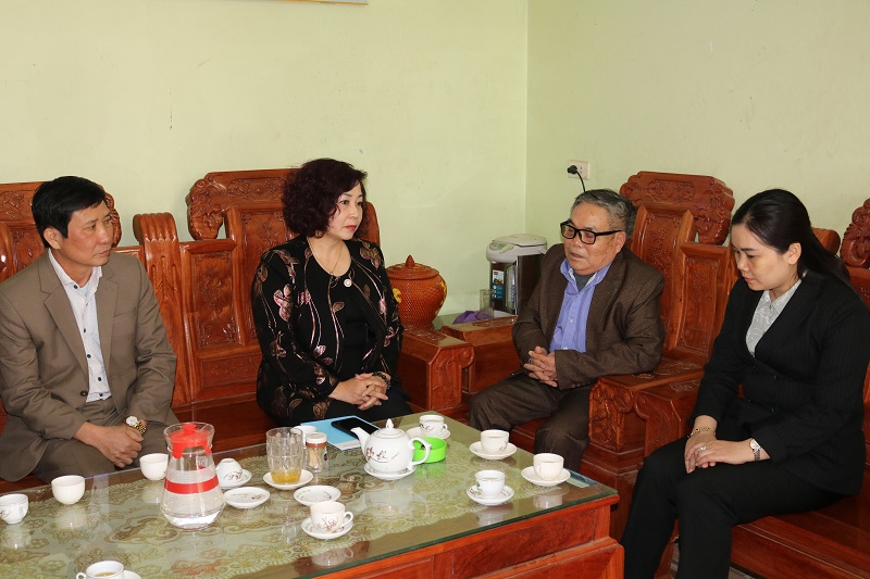 Đồng ch&iacute; L&ecirc; Thị Thi&ecirc;n Hương, Ph&oacute; Chủ tịch Hội LHPN H&agrave; Nội (&aacute;o hoa) thăm hỏi gia đ&igrave;nh hội vi&ecirc;n Ph&ugrave;ng Thị B&igrave;nh, 1 trong 3 hội vi&ecirc;n bị thương sau vụ tai nạn