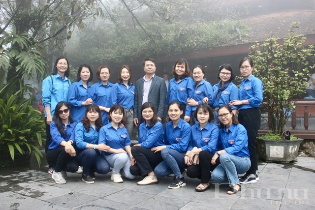 Đoàn viên thanh niên Chi đoàn Hội LHPN Hà Nội chụp ảnh lưu niệm cùng Bí thư Đảng uỷ Khối và Phó Bí thư Đoàn khối các cơ quan TP Hà Nội tại di tích đền Bác.