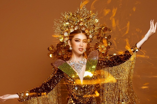 Bộ Quốc phục nặng 30 kg và được thực hiện trong 5 ngày