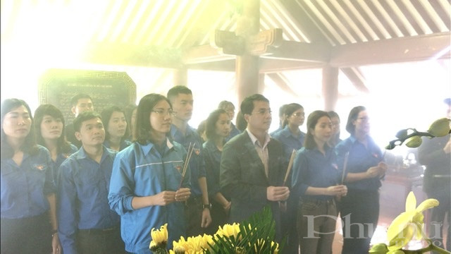 Các đoàn viên thanh niên thuộc Đoàn khối Hà Nội dâng hương tưởng nhớ Bác Hồ tại đền thờ trên núi Ba Vì.