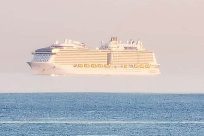 T&agrave;u du lịch "lơ lửng" ngo&agrave;i khơi bờ biển Bournemouth, hạt Dorset, t&acirc;y nam nước Anh.