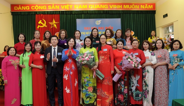 C&aacute;c đại biểu ch&uacute;c mừng BCH Hội LHPN phường Mễ Tr&igrave; nhiệm kỳ 2021-2026