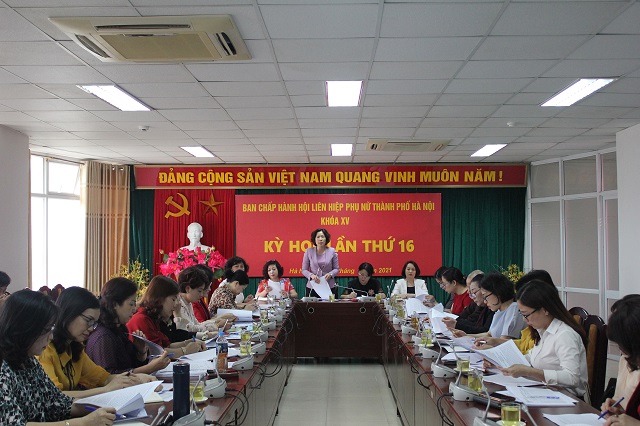 Đồng ch&iacute; L&ecirc; Kim Anh &ndash; Chủ tịch Hội LHPN H&agrave; Nội ph&aacute;t biểu tại Hội nghị.