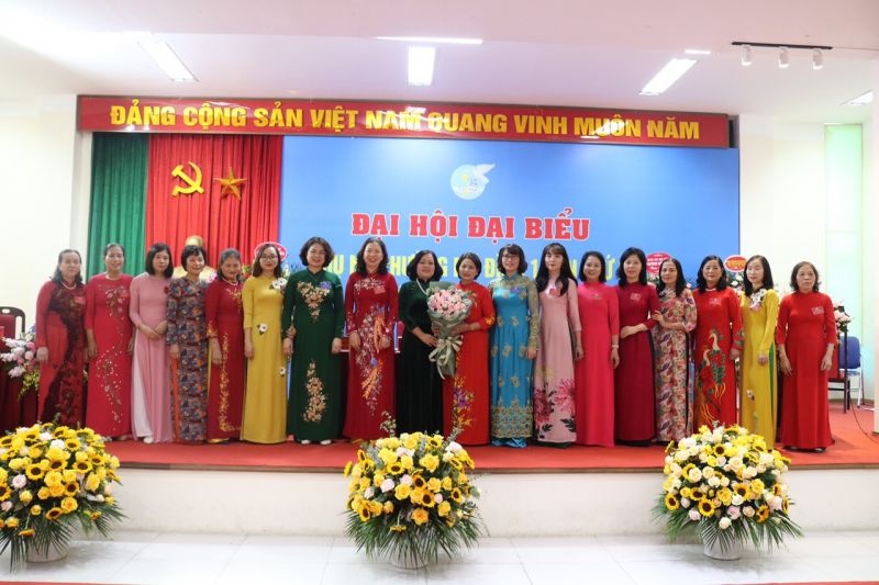 C&aacute;c Đại biểu ch&uacute;c mừng BCH Hội LHPN phường Mỹ Đ&igrave;nh 1