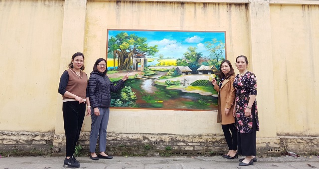 Bức tranh tường bích họa do cán bộ hội viên phụ nữ Đan Phượng vẽ góp phần xây dựng NTM tại địa phương