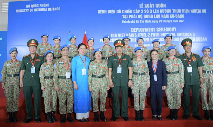 Ủy vi&ecirc;n TƯ Đảng, Chủ tịch Hội LHPN Việt Nam H&agrave; Thị Nga (&aacute;o d&agrave;i xanh) c&ugrave;ng l&atilde;nh đạo Bộ Quốc ph&ograve;ng v&agrave; c&aacute;c chiến sĩ Bệnh viện d&atilde; chiến cấp 2 số 3. Ảnh: Minh Tuấn