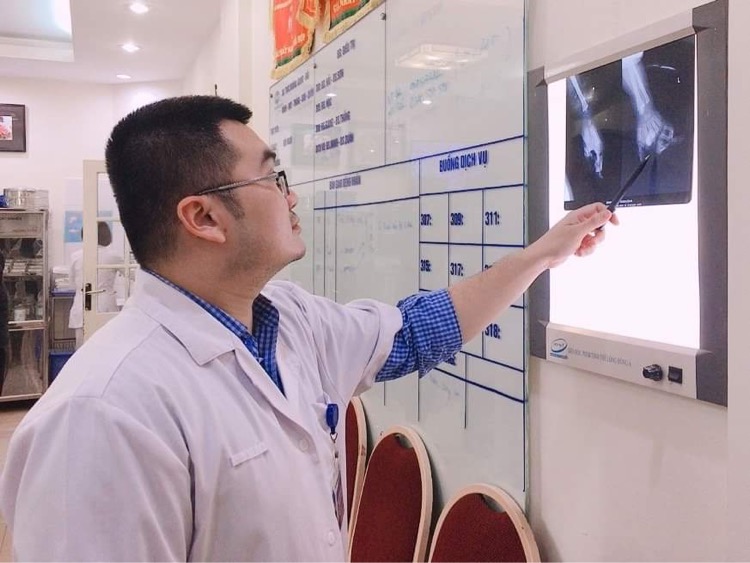 BS bệnh viện Việt Đức xem phim chụp b&agrave;n tay bị tổn thương của b&eacute; g&aacute;i.