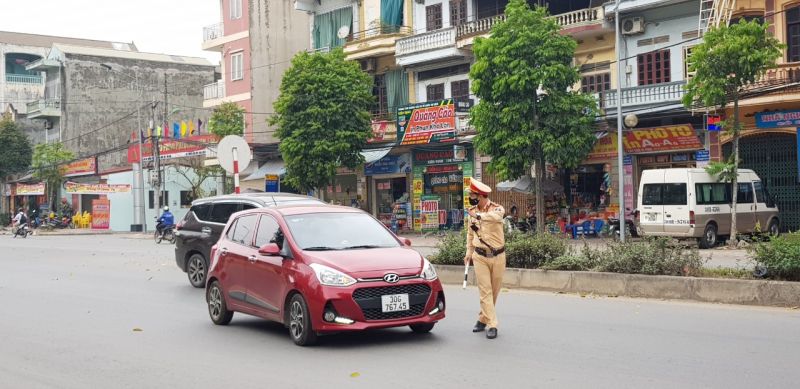 Cán bộ Đội CSGT trật tự, Công an thị xã Sơn Tây đang kiểm tra nồng độ cồn của lái xe, kết quả không có vi phạm