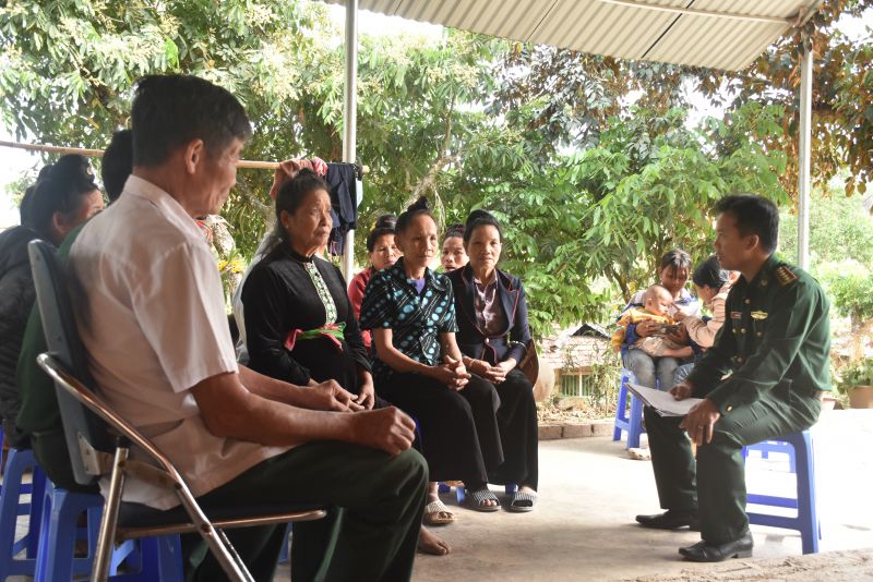 Cán bộ chiến sỹ tuyên truyền công tác bầu cử tại chi bộ bản Hua Pe, xã Thanh Luông. Ở đây, đồng bào Khơ - mú chiếm chủ yếu.